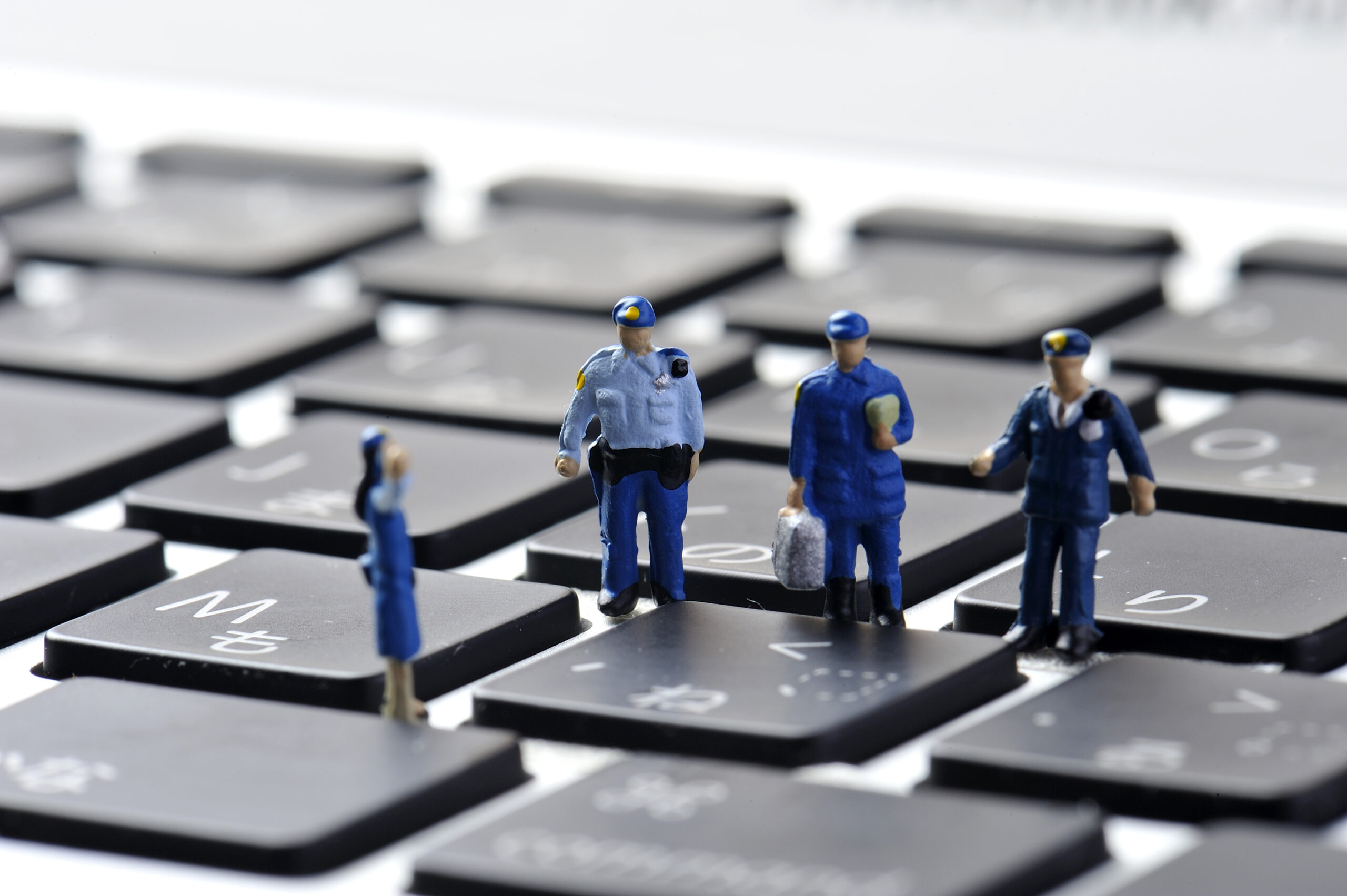 Figuren einer Modelleisenbahn auf Tastatur