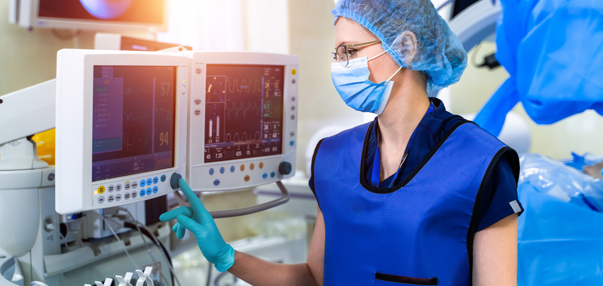 krankenschwester schaut auf monitor