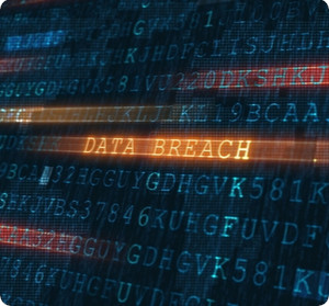 Schriftzug Data Breach auf Bildschirm