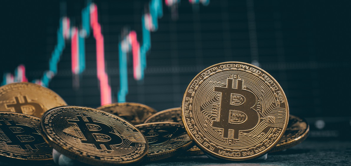 Bitcoin vor Grafik der Kursschwankungen