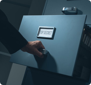 Aktenschrank Schublade Top Secret wird geöffnet