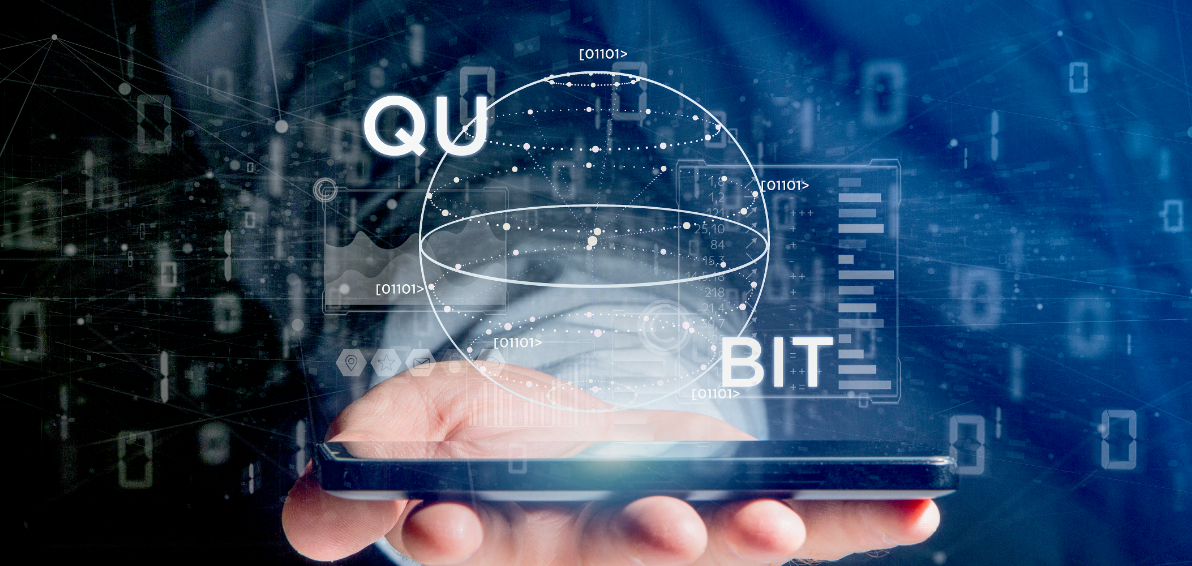 Hand hält Smartphone, über dem die schematische Darstellung eines Qubit schwebt