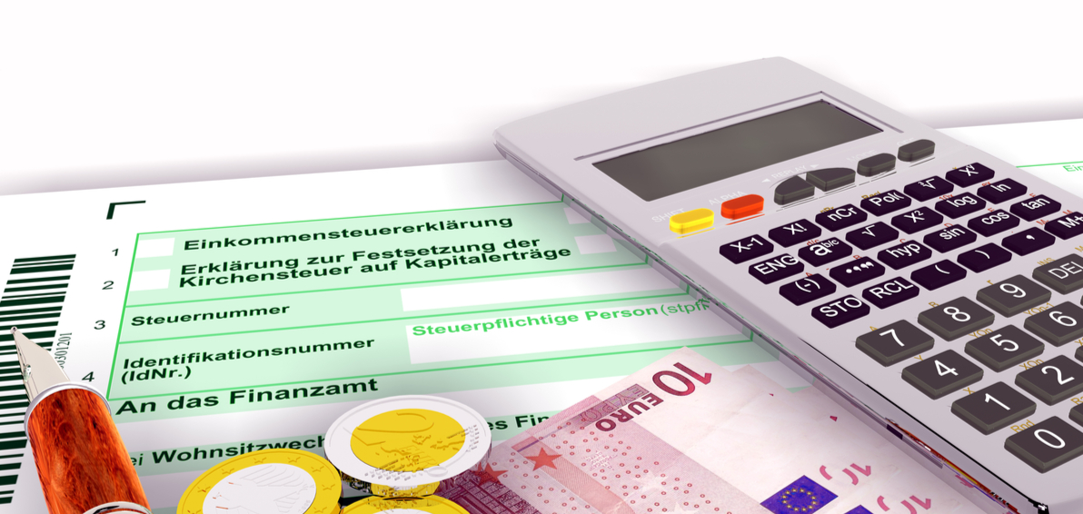 Formulare zur Steuererklärung mit Stift und Taschenrechner