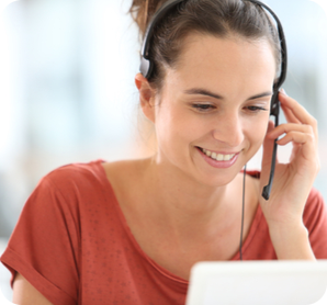 service ma300x279 Lächelnde Servicemitarbeiterin am Telefon
