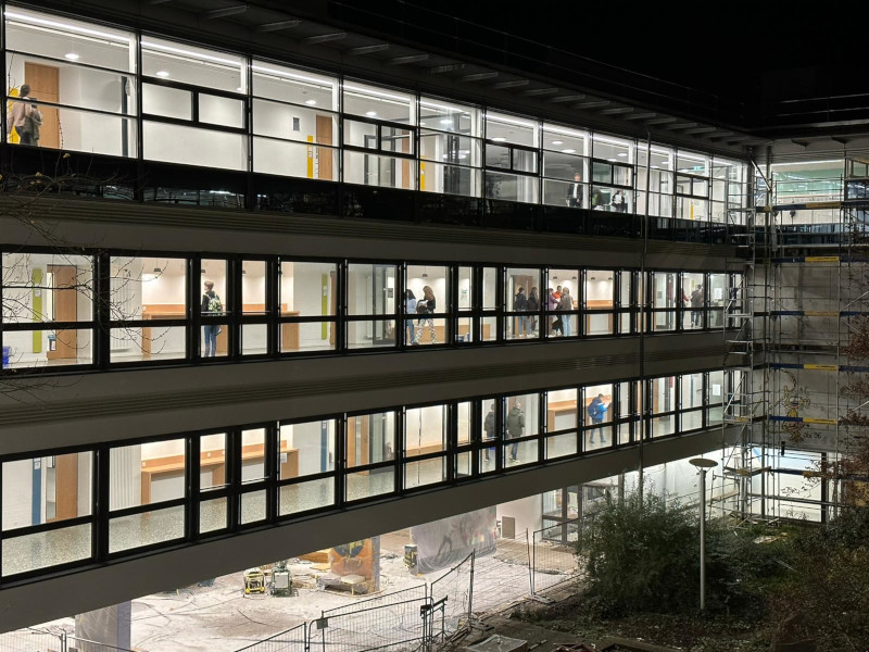 bit-gsm-2-800x600 Nachtaufnahme des hell erleuchteten Gymnasiums bei St. Michael