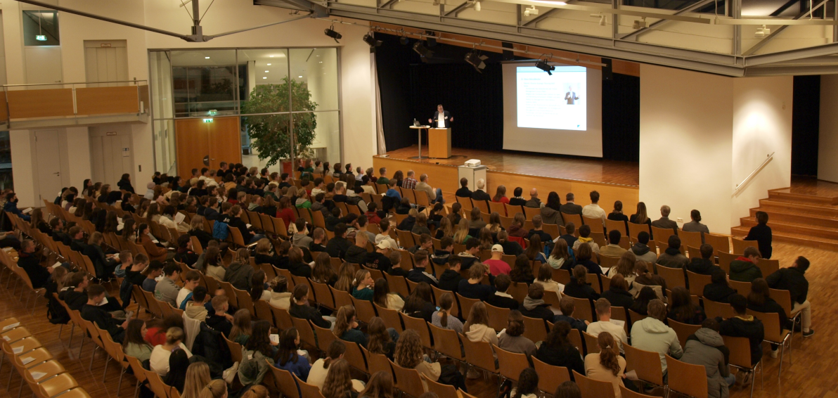 Blick in die Aula des Gymnasiums bei St. Michael während der Eröffnungsrede zum Berufe-Infoabend