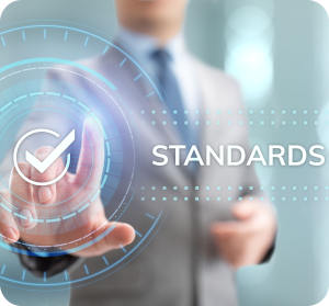 standards300x279 Geschäftsmann klickt auf digitalen Haken mit der Beschriftung Standards