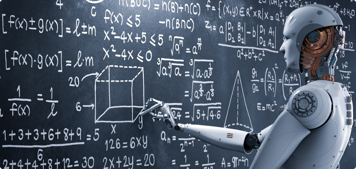 Weißer, menschenähnlicher Roboter steht vor Tafel mit Kreideaufschrieb und rechnet