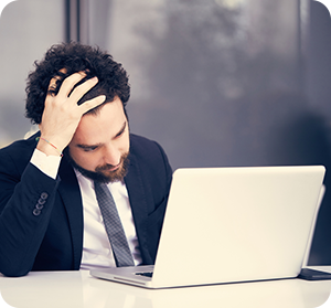 shutterstock_391530805__300x279 Mann sitzt vor seinem Laptop und fasst sich erschüttert an den Kopf