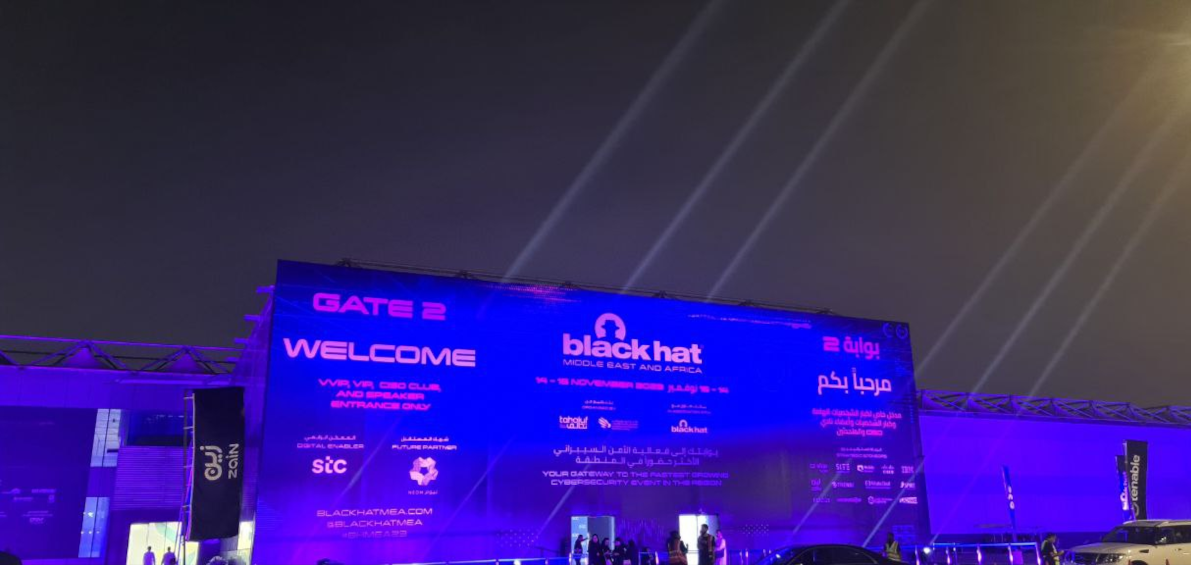 Messezentrum Riad zur Blackhat blau beleuchtet