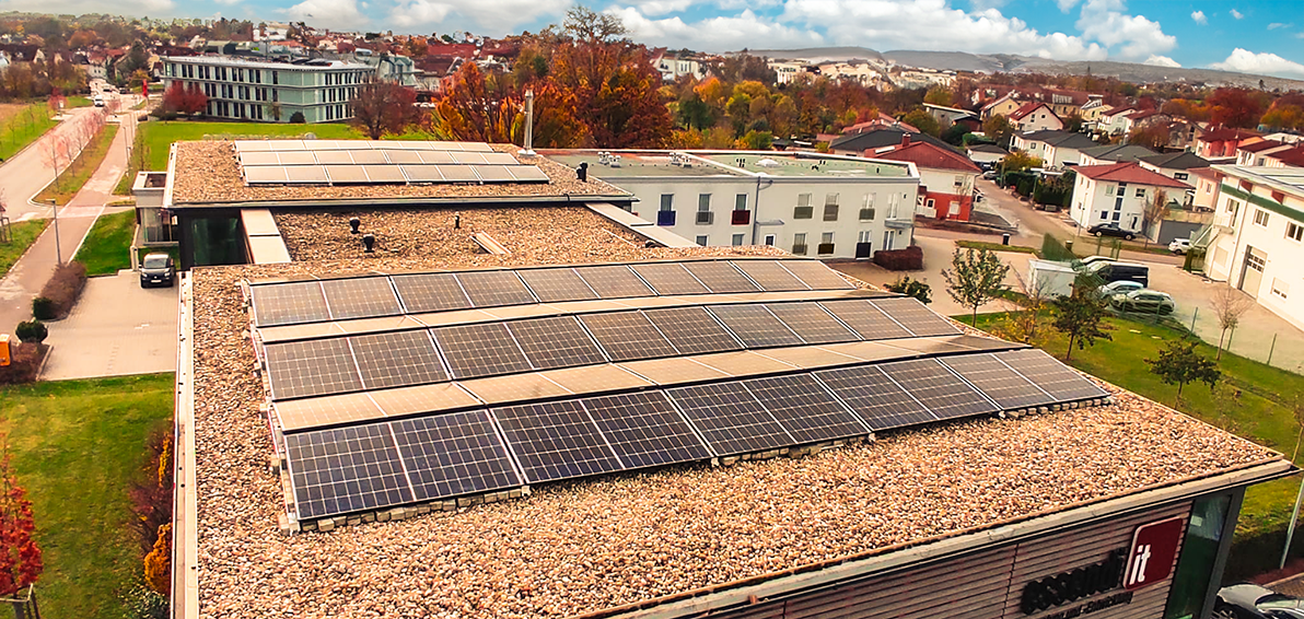 Blick auf die Photovoltaikanlage auf dem Firmengebäude der essendi it GmbH