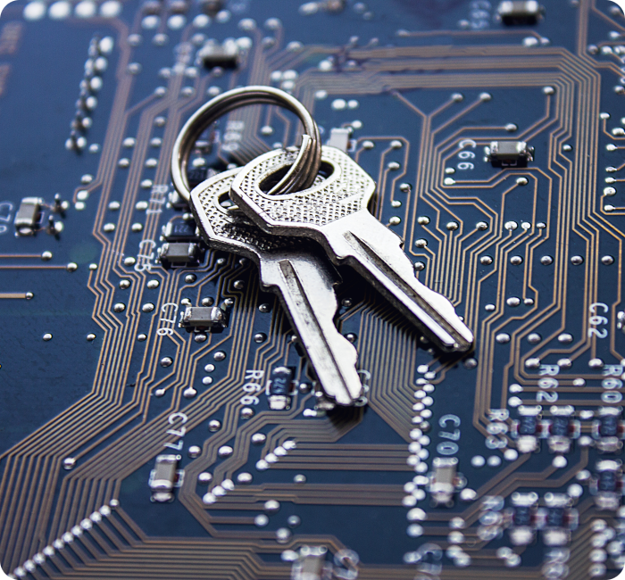 Schlüsselpaar liegt auf einer Computerplatine