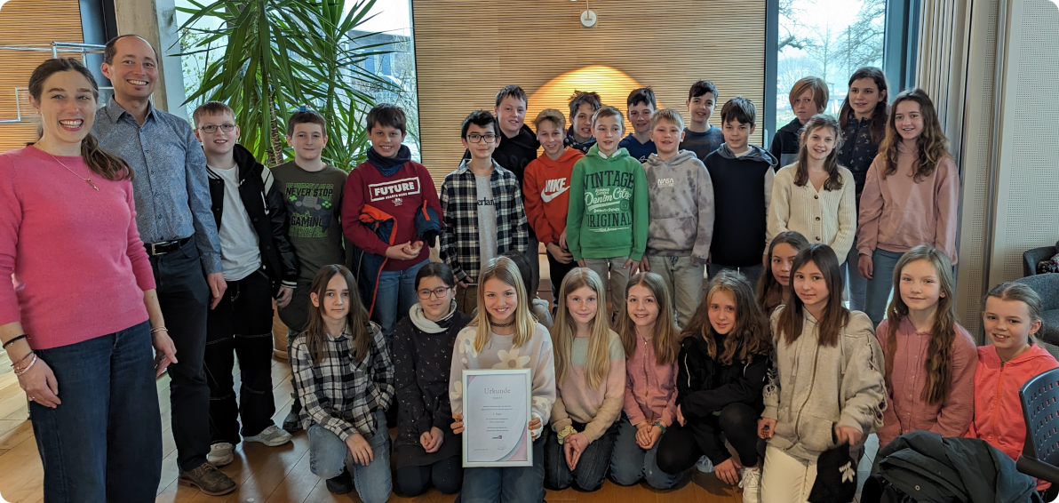 Gruppenfoto der Klasse 5d anlässlich der Siegerehrung Mathe im Advent 2023