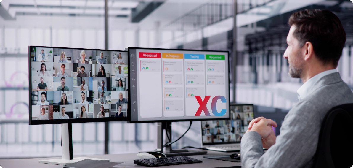 Mann verfolgt Webinar an zwei Computermonitoren