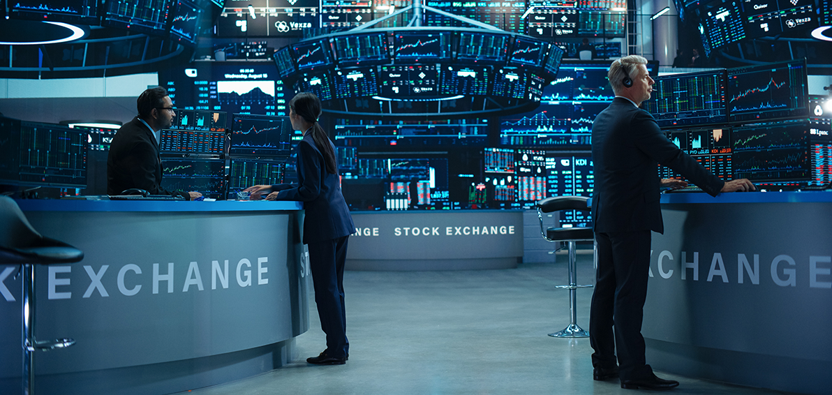 Trader stehen in der Börse und handeln
